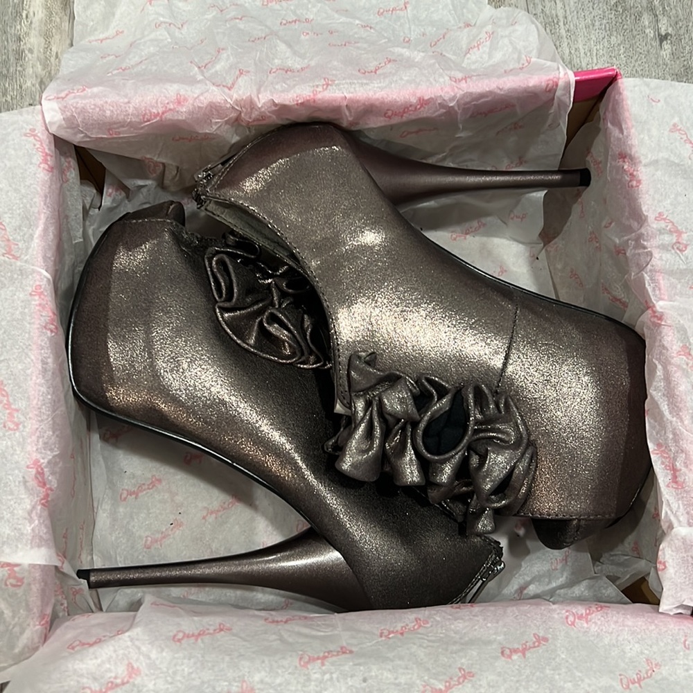 Qupid Ruffled Platform Bootie - Picture 13 of 15